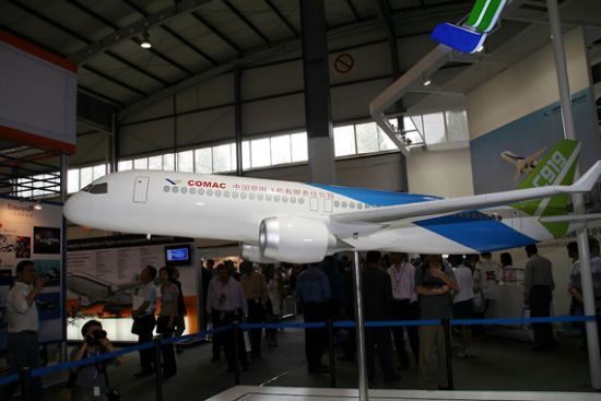 ����ͼ������C919��ɻ�ģ��