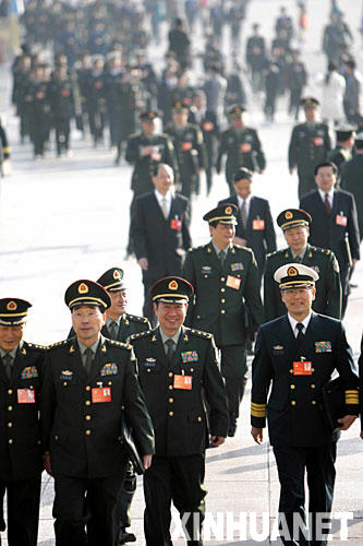 10月21日,中国共产党第十七次全国代表大会闭幕会将在北京人民大会堂举行。这是代表步入会场。