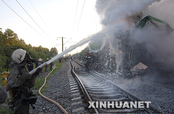 7��16�գ�����Ա���ڿ����������ַ򸽽������г������¼����ֳ��Ȼ𡣵��գ�һ�����ػ��׵Ļ������ַ�������첢�������ȼ���ͷų����ж�������Ⱦ�˸���14�����������������20���ж�סԺ��800���˽���ת�ơ�